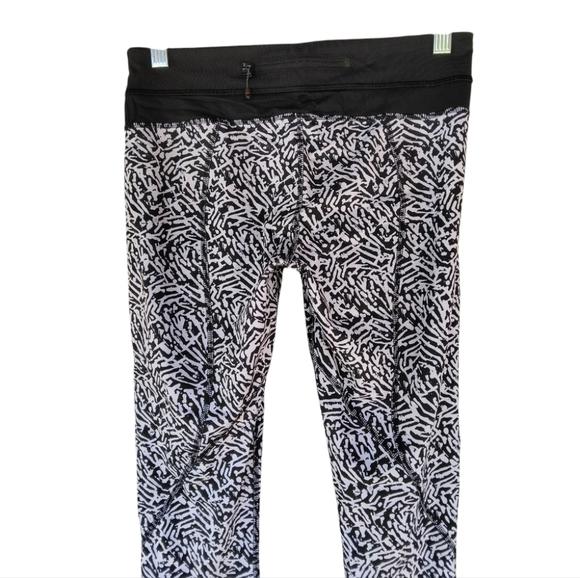 Lululemon Inspire Crop II All Full-On Luxtreme Black White Animal Print Size 6 - Picture 8 of 12